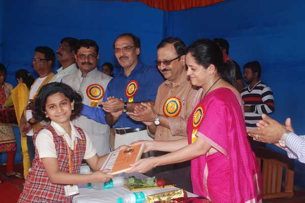 5th to 7th, SARA WADKE, 2nd winner, St. Annes Girls High school, felicitated with award for her outstanding artwork by MMRC MD Smt. Ashwini Bhide, IAS