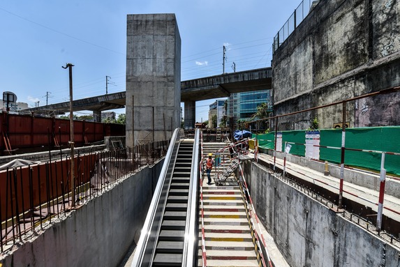 The work is progressing at a rapid pace at Marol Naka Station
