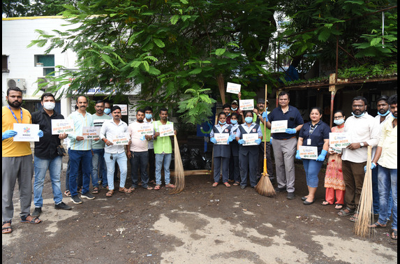 Mr. R. Ramana, Director (Planning) along with officers and staff of MMRC participated in the cleanliness drive for Swachhata Hi Seva Shramdaan SHS 2023 at Government Colony, Bandra (East)