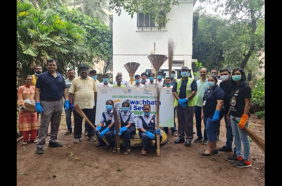 Mr. R. Ramana, Director (Planning) along with officers and staff of MMRC participated in the cleanliness drive for Swachhata Hi Seva Shramdaan SHS 2023 at Government Colony, Bandra (East)