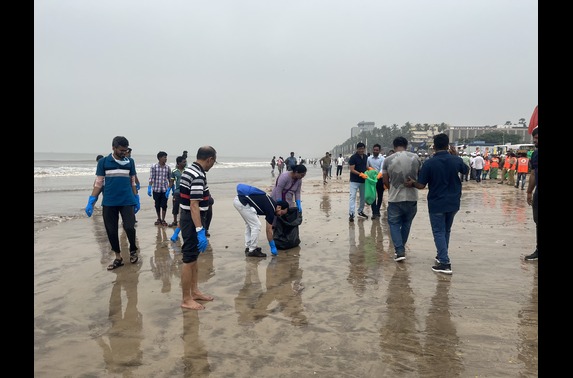 Mr. Yogendra Saxena, Director (Finance) along with officers and staff of MMRC participated in the cleanliness drive for Swachhata Hi Seva Shramdaan SHS 2023 at Juhu Beach