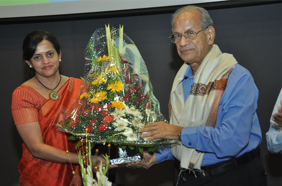 Mrs. Ashwini Bhide presenting boquet to Dr. E. Sreedharan