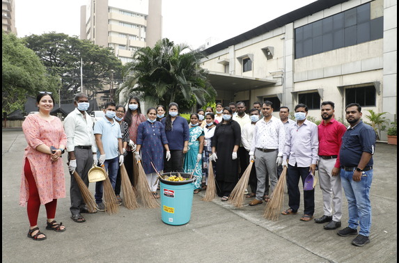 Mr. S. K. Gupta, Director (Projects) along with officers and staff of MMRC participated in the cleanliness drive for Swachhata Hi Seva Shramdaan SHS 2023 at E Block, outside MMRC Headquarters, BKC