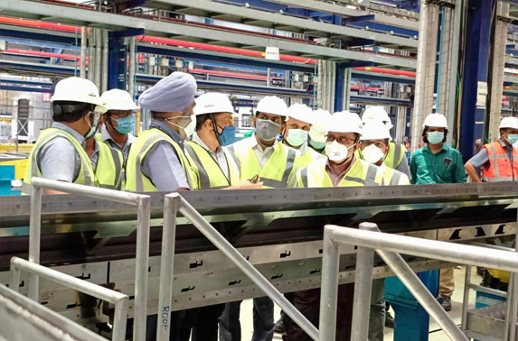 MD, MMRCL Mr. Ranjit Singh Deol, Mr. A.A.Bhatt, Director (Systems) and senior officials of MMRC inspecting the Train Roof Assembly at ALSTOM’s Train Manufacturing plant at Sri City (Andhra Pradesh).